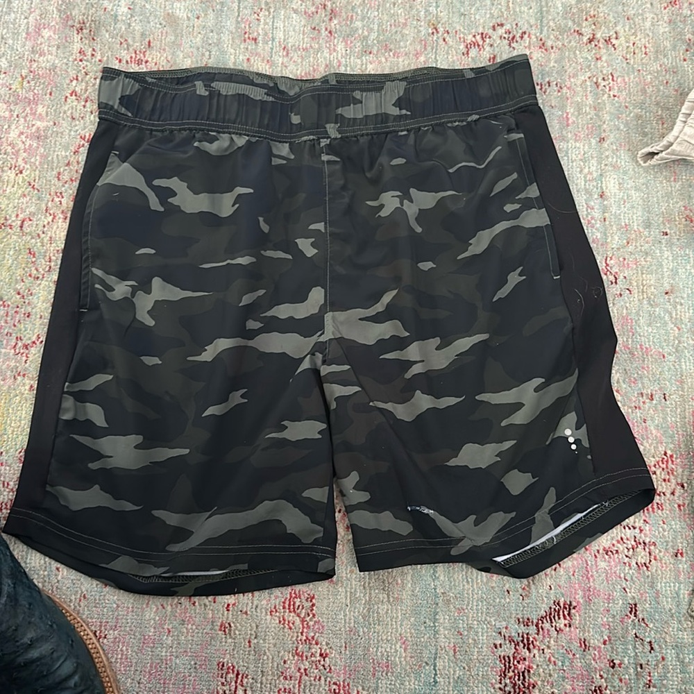 Balance Collection men’s camouflage shorts
